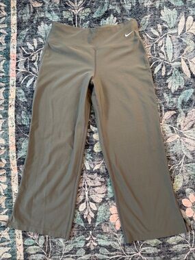 Nike Cropped Flare Leggings